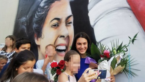 KOMŠIJE ODUŠEVILE ZLATNU OLIMPIJKU: Milica Mandić dobila mural u naselju Stepa Stepanović