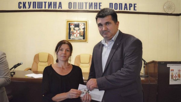 У ЛОПАРАМА УРУЧЕНЕ 64 ПОНОСНЕ КАРТИЦЕ: Помоћ и олакшице породицама са више деце