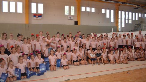 RUSKINJA PODUČAVALA 120 DEVOJČICA: U Svilajncu uspešno završen treći kamp ritmičke gimnastike
