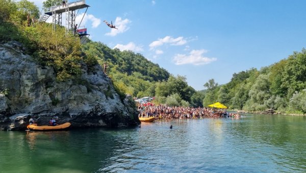 ПОБЕДНИЧКА ТРОЈКА: Крагујевчани доминирали у висинским скоковима у воду на плажи Петровац код Пријепоља (ФОТО)
