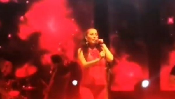 ЦЕЦА НАПРАВИЛА СПЕКТАКЛ У СВРЉИГУ: 30.000 људи на концерту, певачица блиста у црвеном комплету (ВИДЕО)