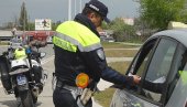 VOZIO PIJAN I DROGIRAN: Policija u Rumi zaustavila bahatog vozača bez dozvole i sa lažnim tablicama