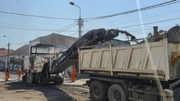 АСФАЛТИРАЈУ ГЛАВНУ УЛИЦУ ЗА ВИКЕНД: У Обреновцу завршена прва фаза реконструкције улице Милоша Обреновића