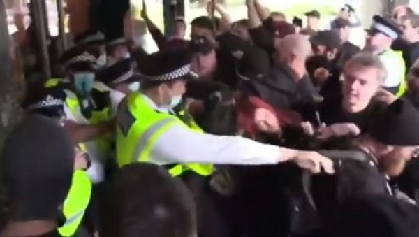 НАПАД НА БИ-БИ-СИ У ЛОНДОНУ: Демонстранти покушали да провале у зграду - полиција их тукла (ВИДЕО)
