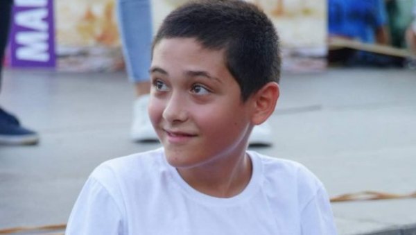 МАЛИ ЏЕНТЛМЕН ПАВЛЕ И ЊЕГОВА КОКА ПОБЕДНИЦА: Овај дечак поседује најбржу кокошку у Србији (ФОТО)