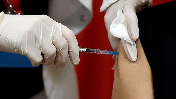 НАСТАВЉАЈУ СА ИМУНИЗАЦИЈОМ: У САД примењено више од 392 милиона вакцина против короне