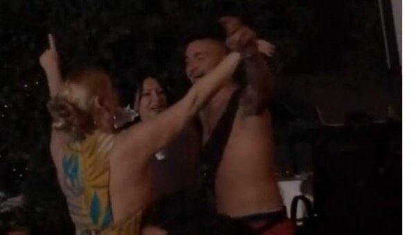 ПРВИ СНИМАК СЛАВЉА У СУРЧИНУ: Тата Мирко заиграо са Златом Петровић и Сањом Ђорђевић поред базена (ВИДЕО)