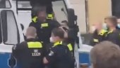BRZA ESKALACIJA: Na protestima u Berlinu nokautiran policajac (VIDEO)