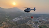 ОВАКО СРПСКИ ВАТРОГАСЦИ ГАСЕ ПОЖАРЕ НА ЕВИЈИ: Снимак Хеликоптерске јединице МУП који се боре са ватреном стихијом у Грчкој (ВИДЕО)