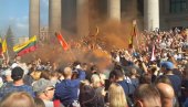 U LITVANIJI HAOS ZBOG NOVIH KORONA MERA: Protest ispred parlamenta prerastao u nasilje (VIDEO)