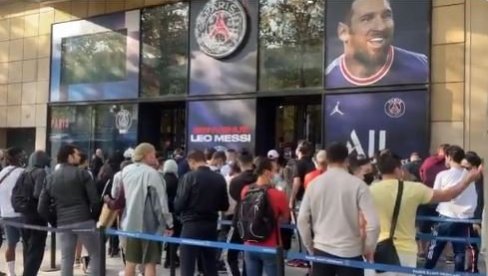 SVI ŽELE MESIJEV DRES: Prvi kontingent prodat onlajn za 20 minuta, red ispred klupskog šopa proteže se do stanice metroa (VIDEO)