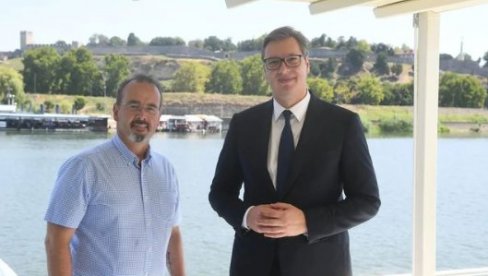 PRIJATELJSKI RAZGOVOR U NAJLEPŠEM AMBIJENTU: Vučić se sastao sa ambasadorom Godfrijem