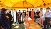 POSLEDNJE ZBOGOM MAESTRU SA MORAVE: Novica Negovanović sahranjen uz zvuke pesme Kad umoran budem pao (FOTO/VIDEO)