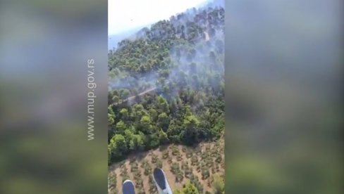 SNIMAK IZ HELIKOPTERA: Ovako hrabri srpski vatrogasci spasavaju Grčku od stravičnih požara (VIDEO)