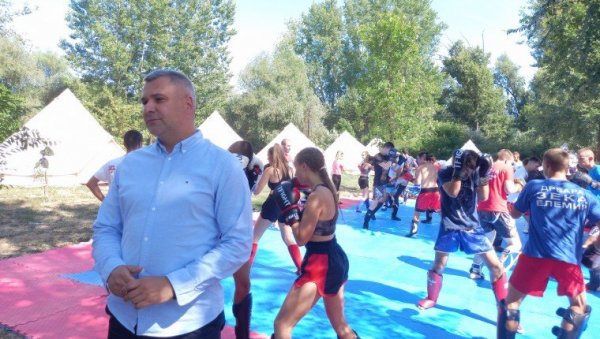 У РИНГУ 200 ДЕЦЕ: Покрајински секретар Дане Баста посетио Кик-бокс камп у Кањижи