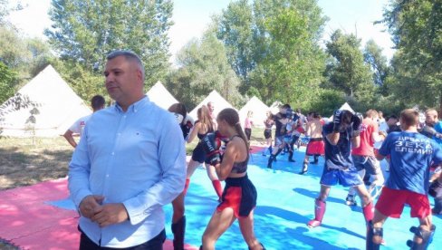 U RINGU 200 DECE: Pokrajinski sekretar Dane Basta posetio Kik-boks kamp u Kanjiži
