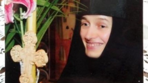 АНЂЕО МЕЂУ ЉУДИМА СЕ ВИНУО У НЕБЕСА: Сахрањена монахиња која је трагично настрадала у саобраћајној несрећи (ФОТО)