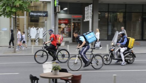 ЈУРЕ НЕ МАРЕЋИ ЗА БЕЗБЕДНОСТ ДРУГИХ: У великим градовима достављачи на бициклима постали опасност у саобраћају по возаче, али и по пешаке