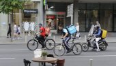 JURE NE MAREĆI ZA BEZBEDNOST DRUGIH: U velikim gradovima dostavljači na biciklima postali opasnost u saobraćaju po vozače, ali i po pešake