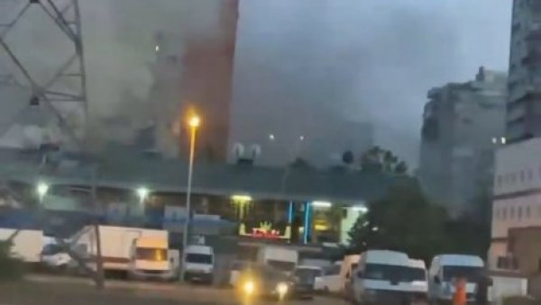 СНИМАК ПОЖАРА У БЛОКУ 70: Кинески тржни центар у пламену, шири се густ дим (ВИДЕО)
