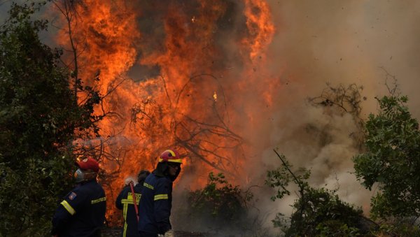 АПОКАЛИПТИЧНЕ ВРУЋИНЕ ПРЕТЕ ФРАНЦУСКОЈ: Ватрогасци се боре са шумским пожарима, преко 16.000 људи приморано на евакуацију