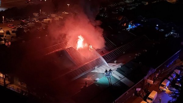 НОВЕ ДЕТОНАЦИЈЕ НА НОВОМ БЕОГРАДУ: Пожар се шири, 63 ватрогасца са 22 возила бије битку са пламеном (ФОТО/ВИДЕО)
