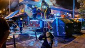 JEZIVE SCENE U BLOKU 70: Borba vatrogasaca sa vatrenom stihijom - polivaju se vodom da bi se rashladili (FOTO/VIDEO)