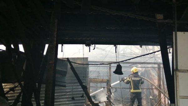 СНИМАК ИЗНУТРА: Све уништено, ватра и даље тиња - ватрогасци гасе жаришта унутар самог кинеског тржног центра (ВИДЕО/ФОТО)
