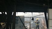 SNIMAK IZNUTRA: Sve uništeno, vatra i dalje tinja - vatrogasci gase žarišta unutar samog kineskog tržnog centra (VIDEO/FOTO)