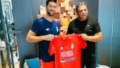 POKLON ZA NAJBOLJEG TENISERA: Novaku dobio majicu sportskog kampa Srbija te zove 2021