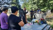 ГОДИШЊИЦА ЗЛОЧИНА У ГОРАЖДЕВЦУ: Одржан парастос српским дечацима убијеним на реци Бистрици - Ни после 18 година нико није одговарао