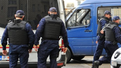 POLICIJA PRONAŠLA ORUŽJE I DROGU: Hapšenje u Beranama, priveden muškarac (35)