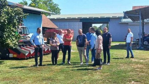 ХЕКТАР ДОСТИГАО 15.000 ЕВРА: Министар Недимовић у посети младим пољопривредницима у Равном Селу и Савином Селу