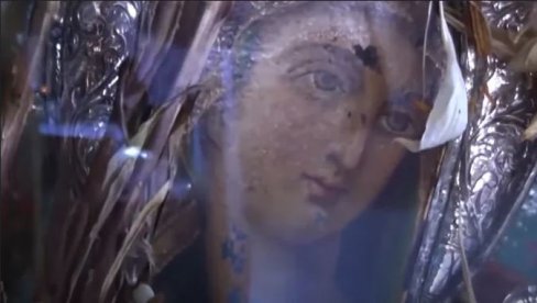 HODOČASNICI HRLE U CRKVU NA GRČKOM OSTRVU: Ponovo procvetali osušeni ljiljani na ikoni Bogorodice (VIDEO)