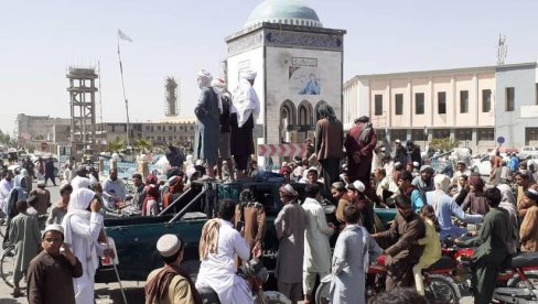 ГРАДОВИ  СЕ ПРЕДАЈУ У РУКЕ ТАЛИБАНА: Авганистанска влада губи контролу над земљом, која се убрзано дезинтегрише