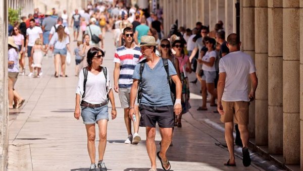 ТРИ НОЋИ ЗА 15.000 ЕВРА: Лето хрватској неочекивано донело рекордни број туриста