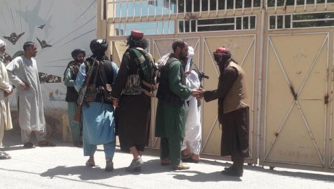 TALIBANI NAPREDUJU MUNJEVITOM BRZINOM: Zauzeta radio stanica u Kandaharu (FOTO)