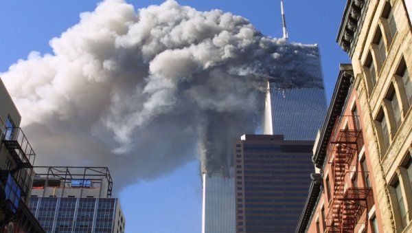 КО ЈЕ ЧОВЕК КОЈИ ПАДА? Најјезивија фотографија 11. септембра постала симбол жртава САД - постоје две верзије о њој!