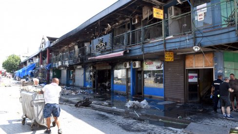 DEŽURAJU POLICIJA ALI I VATROGASCI: Kineski trgovci sakupljaju ono što je ostalo u Bloku 70 posle požara