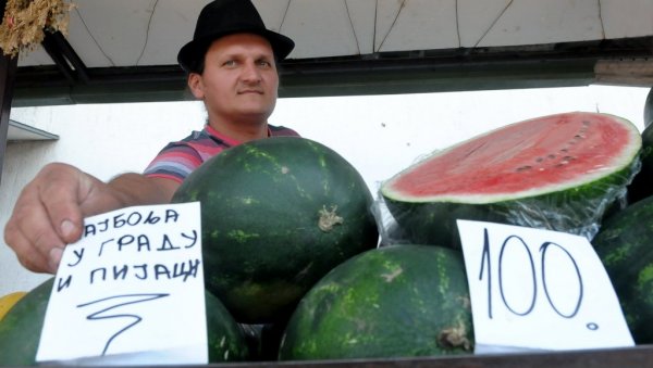 ЛУБЕНИЦА СЛАЂА И  ОД ПРВЕ ЉУБАВИ : Продавци на пијацама маме купце шаљивим порукама и натписима