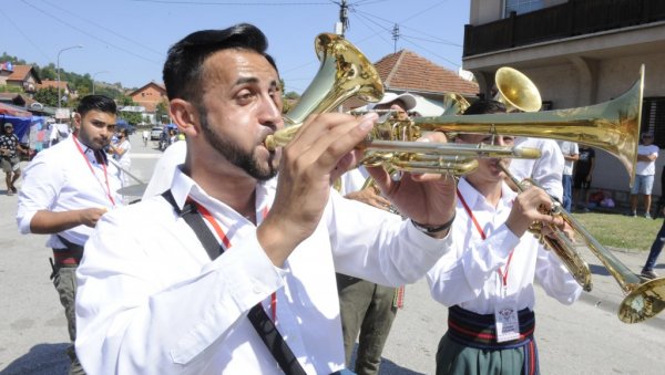 НЕПРЕДВИДЉИВИ УЗЛЕТ СРПСКОГ ДУХА: Овако је чувени Момо Капор писао о фестивалу трубе у Гучи