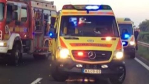SNIMAK SA MESTA NESREĆE U MAĐARSKOJ: Vatrogasci izvlače putnike iz prevrnutog autobusa - u njemu bilo više od 50 ljudi (VIDEO)