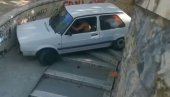 СНИМАК НАСМЕЈАО ЦЕЛУ ЗЕМЉУ: Голфом двојком кренуо низ степенице, ево како се завршио луди маневар (ВИДЕО)