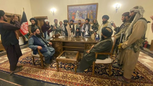 ТАЛИБАНИ ПОДИГЛИ ЗАСТАВУ НА ПРЕДСЕДНИЧКОЈ ПАЛАТИ: Власт је освојена, пао је цео Авганистан