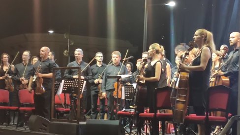 BISERIMA KLASIKE OBASJALI TRG: Vojvođanski simfonijski orkestar u Zrenjaninu (FOTO)