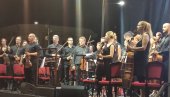 БИСЕРИМА КЛАСИКЕ ОБАСЈАЛИ ТРГ: Војвођански симфонијски оркестар у Зрењанину (ФОТО)