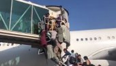 NAJMANJE PETORO MRTVIH NA AERODROMU U KABULU: Stotine njih pokušavali da se ukrcaju u avione, američki vojnici pucali u vazduh (VIDEO)