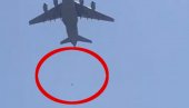 (UZNEMIRUJUĆI VIDEO) AVGANISTANCI PADAJU SA AVIONA U LETU: Zakačili se na letelicu u pokušaju da pobegnu iz zemlje