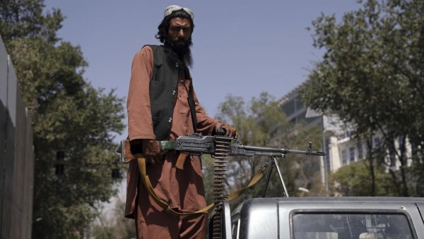ТАЛИБАНИ ОДУЗИМАЈУ ОРУЖЈЕ ЦИВИЛИМА: Почело разоружавање грађана Авганистана - Немате разлог за страх (ФОТО)