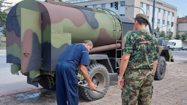 ГРАЂАНИМА УГРОЖЕНИХ ОПШТИНА: Војскa Србије наставља да помаже у водоснабдевању